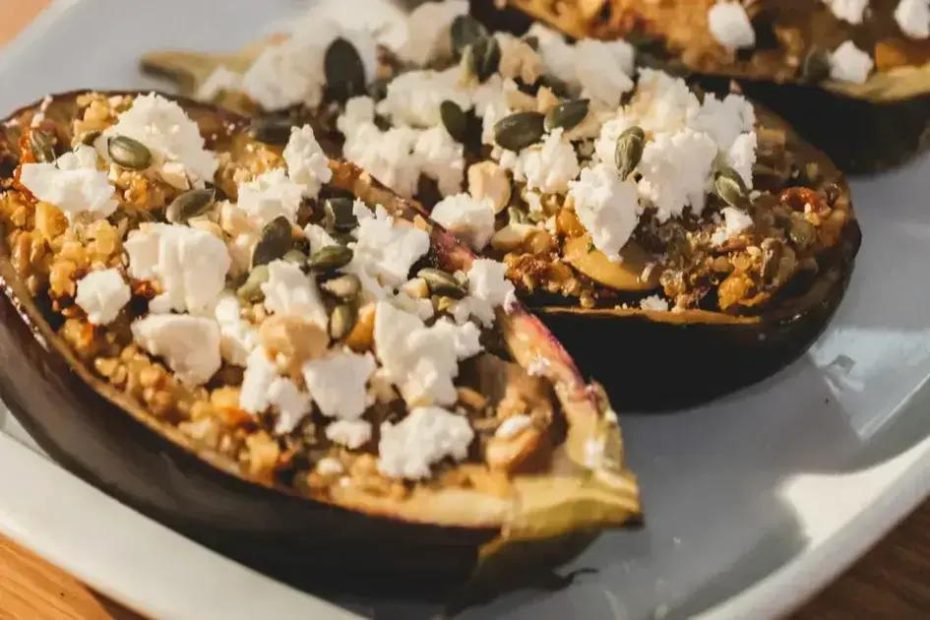 A palavra-chave com base no artigo é Berinjela Recheada com Quinoa, Tomate e Queijo Feta.
