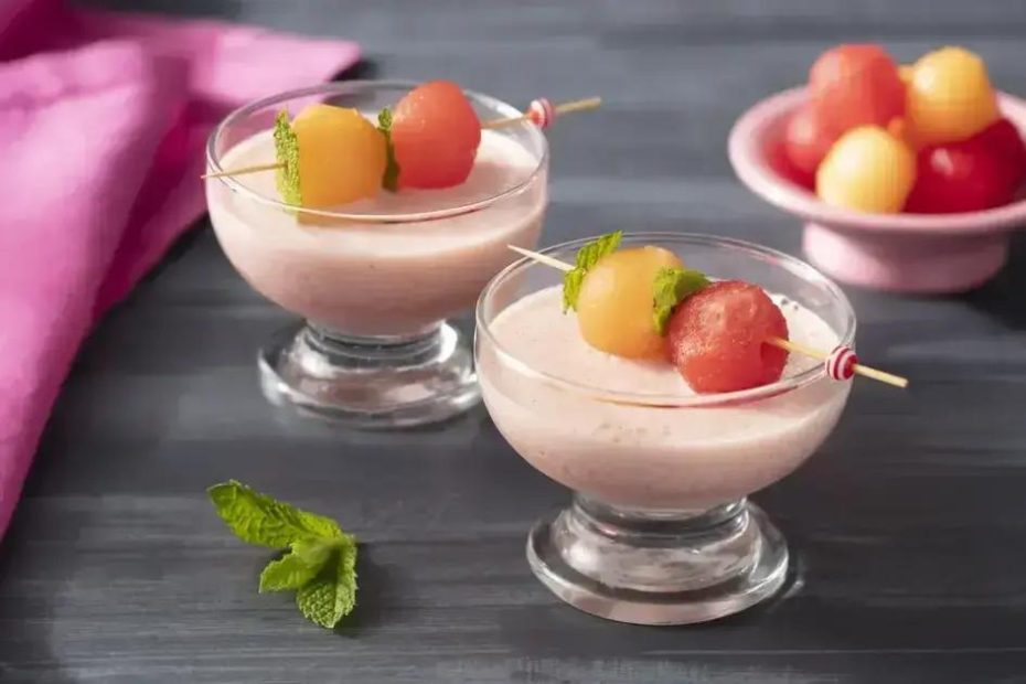 A palavra chave com base no artigo é espetinhos de frutas com iogurte de coco.