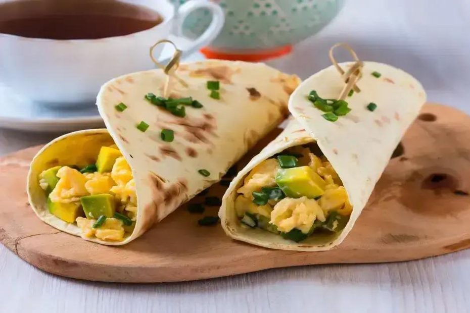 A palavra chave com base no artigo é wrap de abacate com ovo mexido e tomate.
