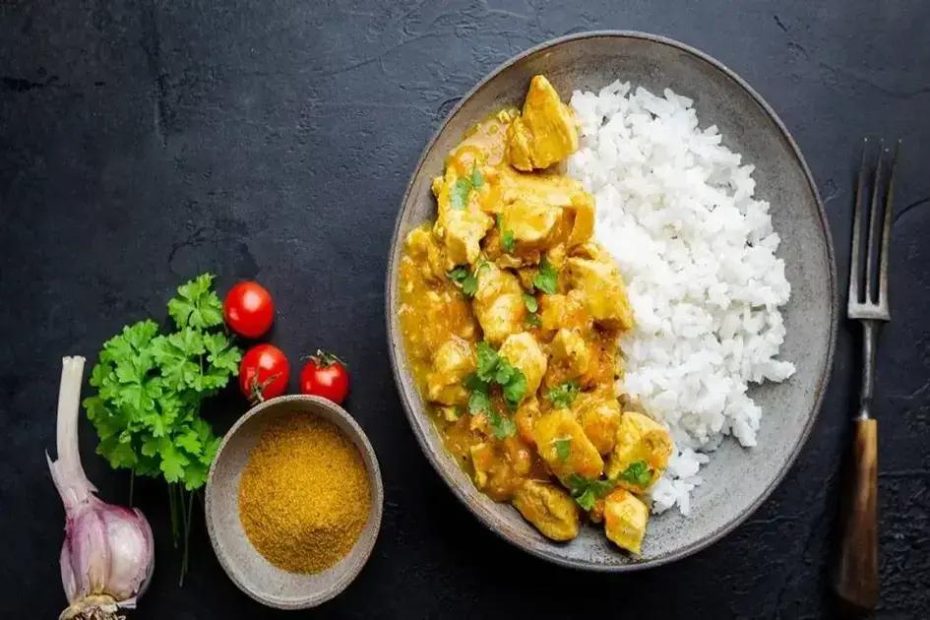 A palavra chave com base no artigo fornecido é frango ao curry com leite de coco e legumes.