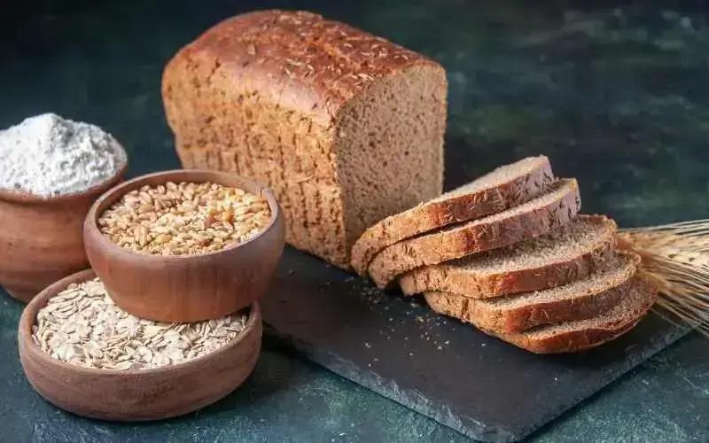 A palavra-chave com base no artigo fornecido é pão integral com farinha integral, linhaça e aveia.
