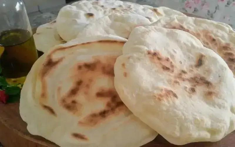 A palavra-chave com base no artigo fornecido é Pão Sírio com Alho e Manteiga.