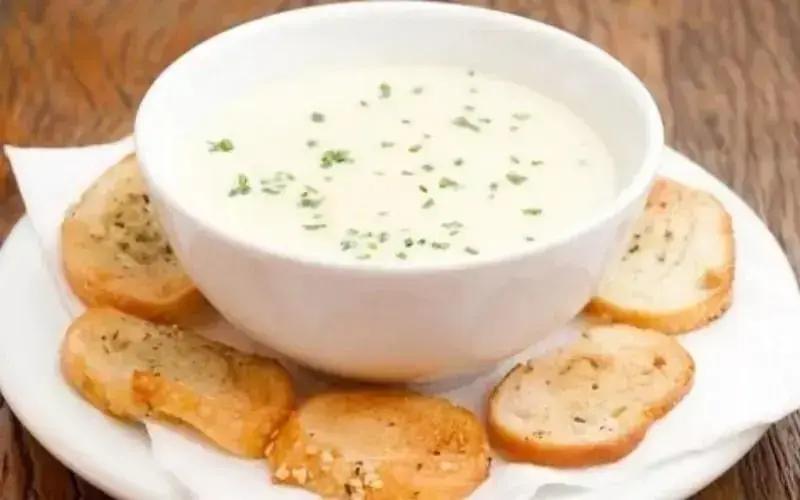 A palavra-chave com base no artigo fornecido é receita de creme de alho.