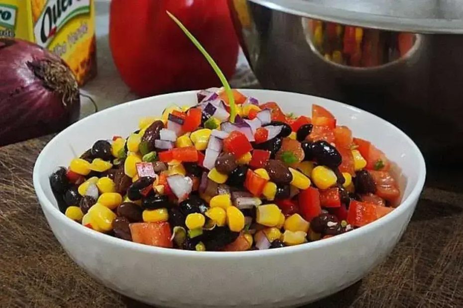 A palavra-chave com base no artigo fornecido é Salada de Feijão Preto e Milho com Molho de Coentro-Limão.