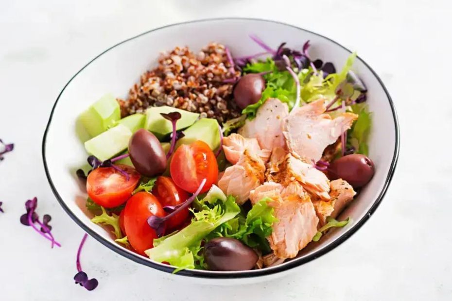 A palavra chave com base no artigo fornecido é salmão grelhado com salada de quinoa e abacate.