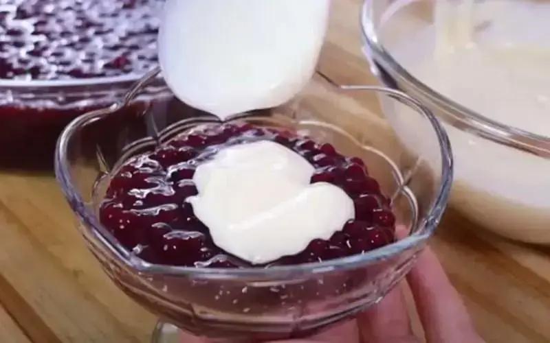 A palavra-chave definida com base no conteúdo é Sagu de Vinho com Creme.