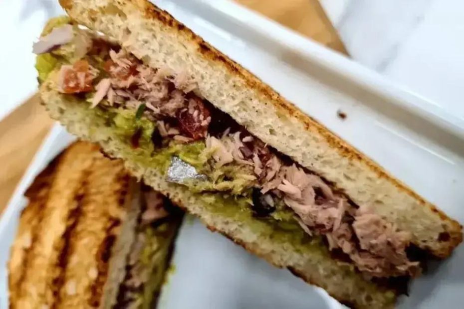 A palavra-chave para o artigo é Sanduíche de Atum com Abacate e Rúcula.