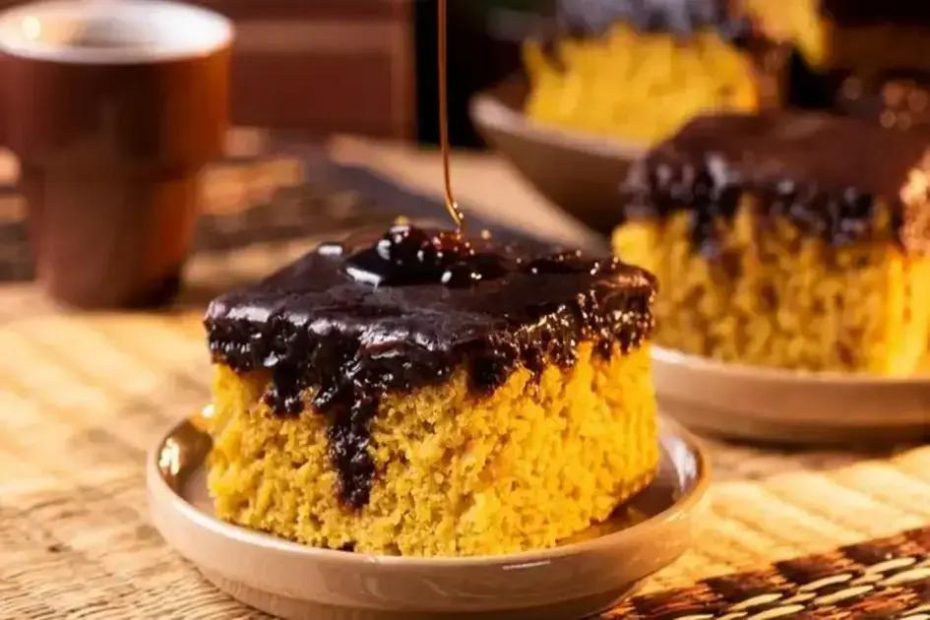 Bolo de cenoura com cobertura de chocolate