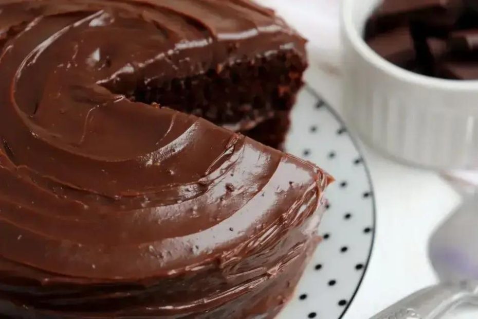 Bolo de chocolate com cobertura de ganache