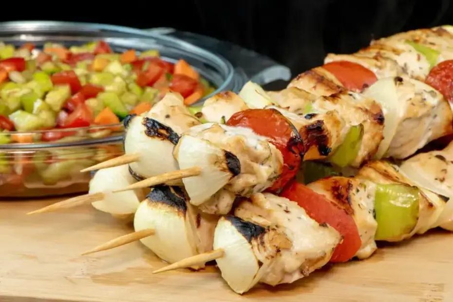 Espetinhos de frango com legumes grelhados