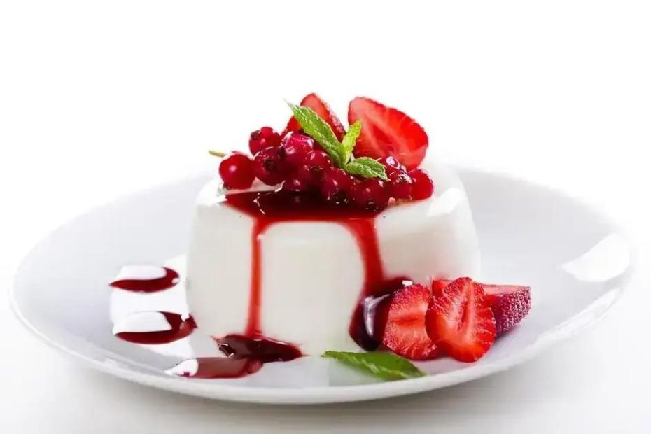 Panna cotta com calda de frutas